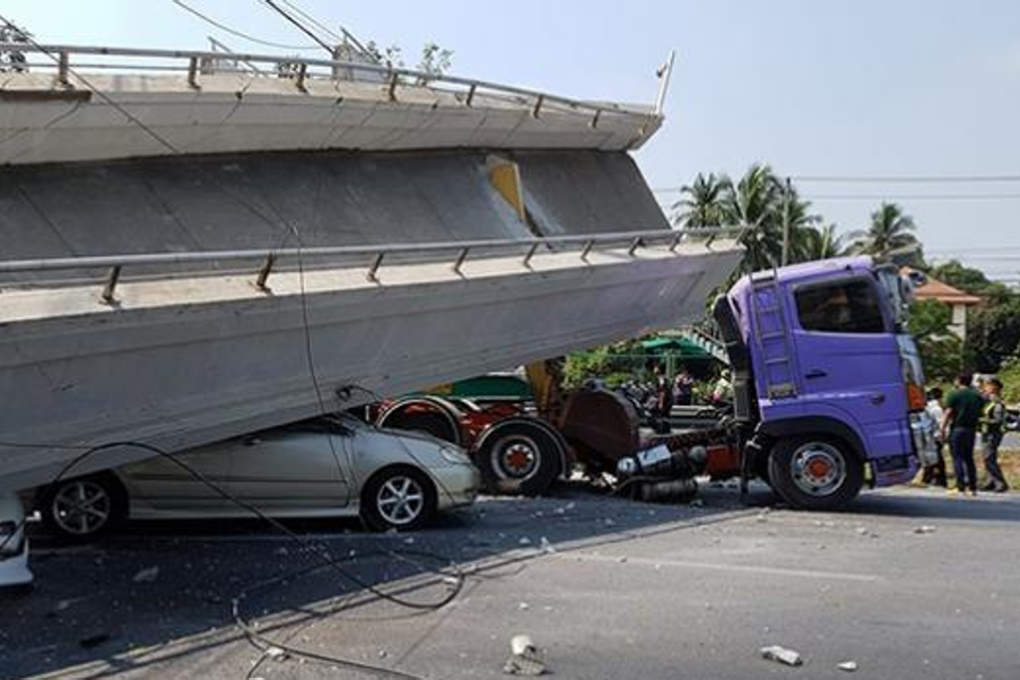 Vehicles trapped underneath a span from the collapsed walkway across the main highway after it was hit by the high load of a truck passing underneath it. Photo: Ang Thong province's community Facebook page Chaeng Khao Sarn Ang Thong.