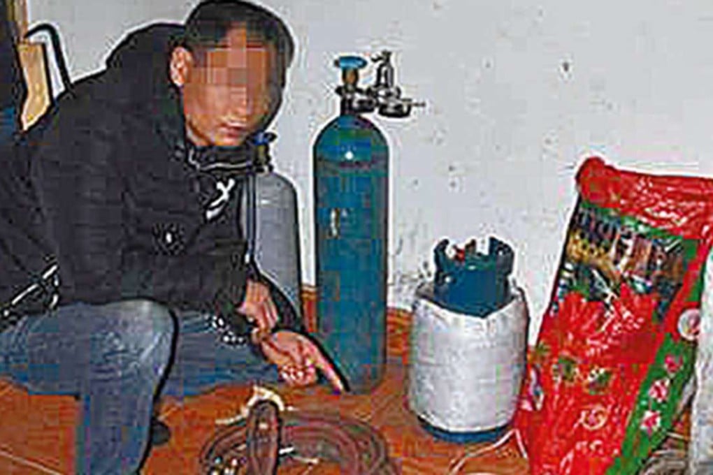 The suspect pointing out equipment he used in the attempted thefts. Photo: Nanguo Zaobao