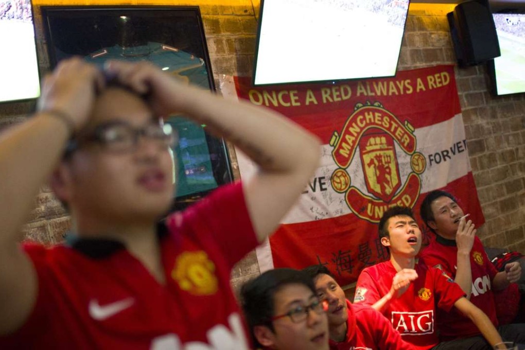 Fans of Manchester United in Shanghai watche their team. Photo: Reuters