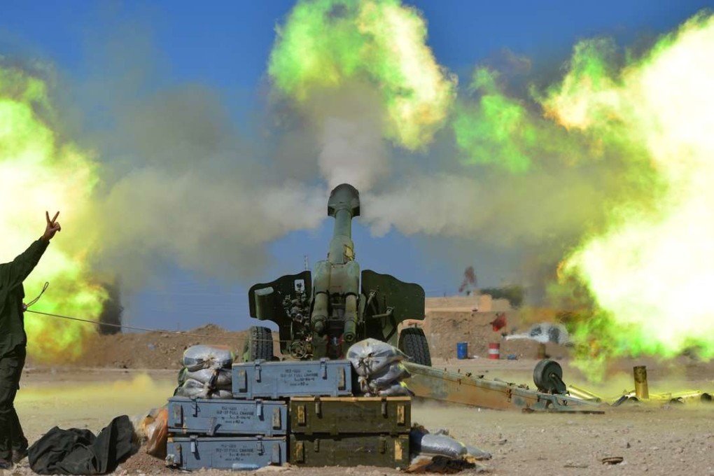An Iraqi fires toward Islamic State militants west of Mosul. Photo: Reuters