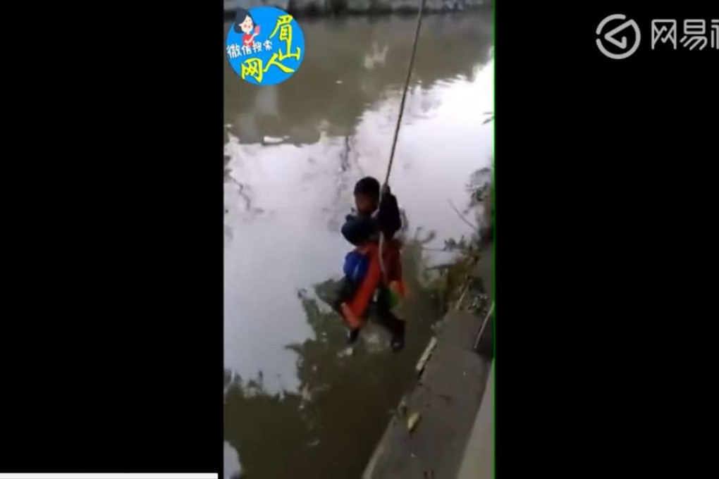 The boy seen dangling above the river. Photo: Chinanews.com