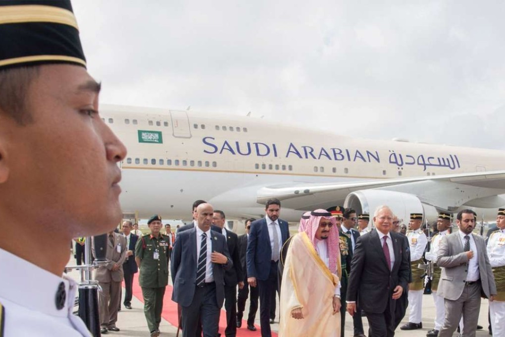 Saudi Arabia's King Salman and Malaysia's Prime Minister Najib Razak review the honour guard in Kuala Lumpur, after the king’s arrival. Photo: Reuters