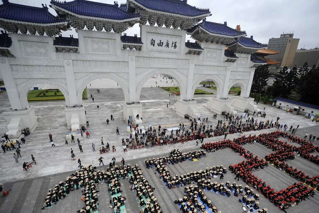 Hundreds of people form the words ‘Do Not Forget 228’ during a sit-in in front of the Liberty Square to commemorate the 228 Incident in Taipei, February 28, 2009. Photo: Reuters