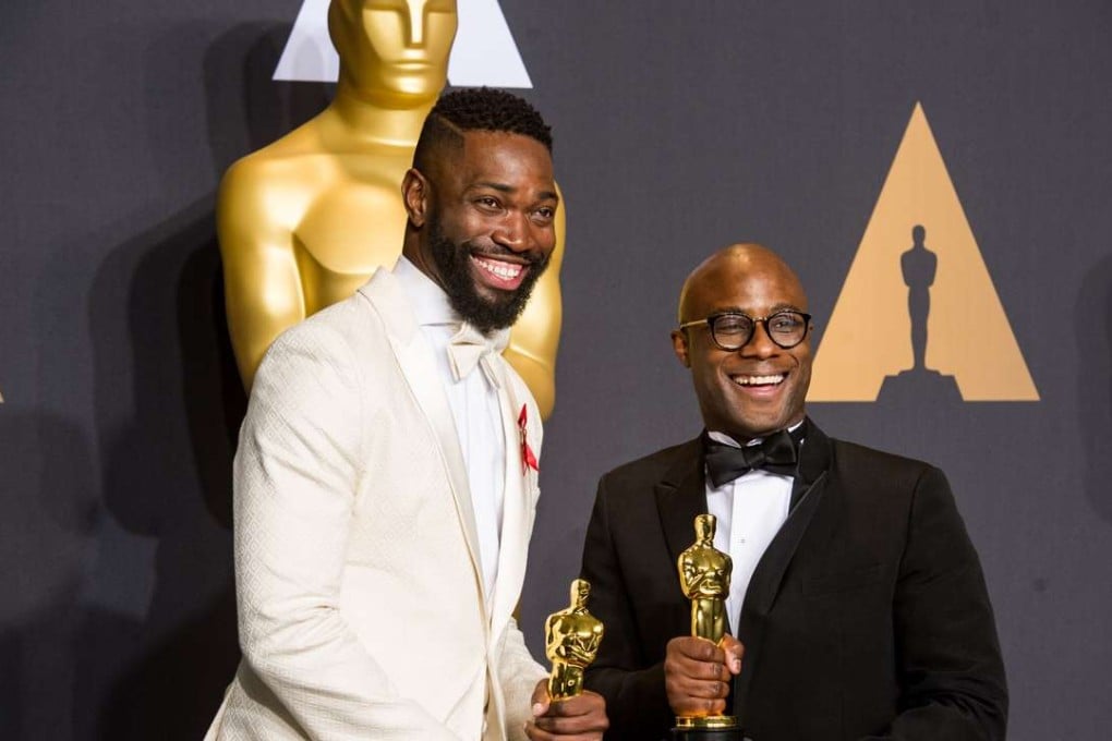 Moonlight writer Tarell Alvin McCraney and director Barry Jenkins pose with Oscars after the Academy Awards ceremony. Photo: Xinhua