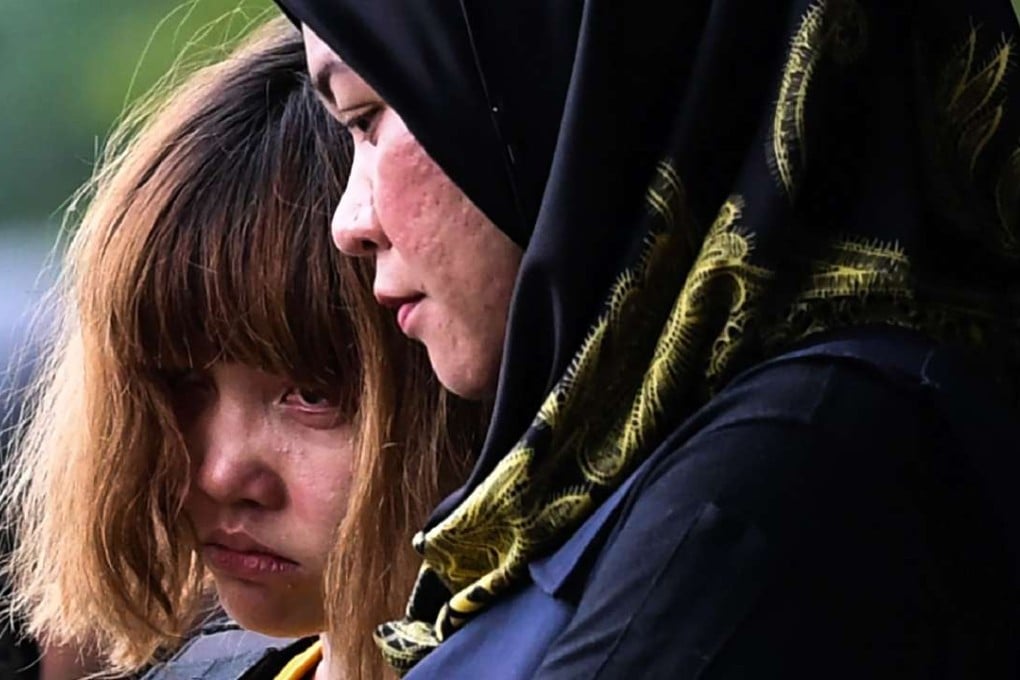 Vietnamese national Doan Thi Huong (L), 28, is escorted with a heavy police presence after a court appearance with Indonesian national Siti Aisyah, 25, at the magistrates' court in Sepang. Photo: AFP