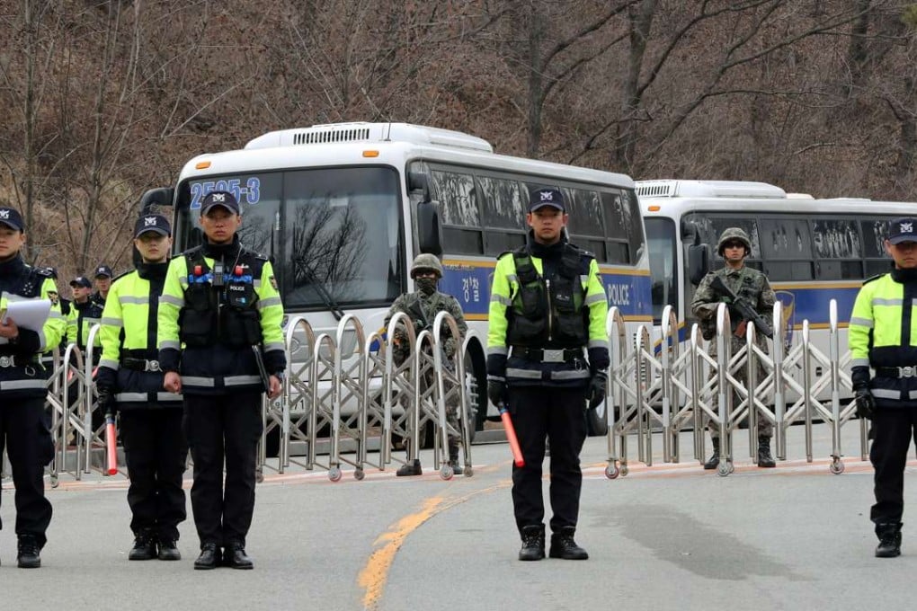 South Korean police and soldiers stand guard outside the golf course where the anti-missile system will be deployed. Photo: Reuters