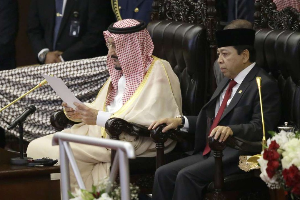 Saudi King Salman delivers his speech as House Speaker Setya Novanto listens in the parliament in Jakarta, Indonesia. Photo: AP