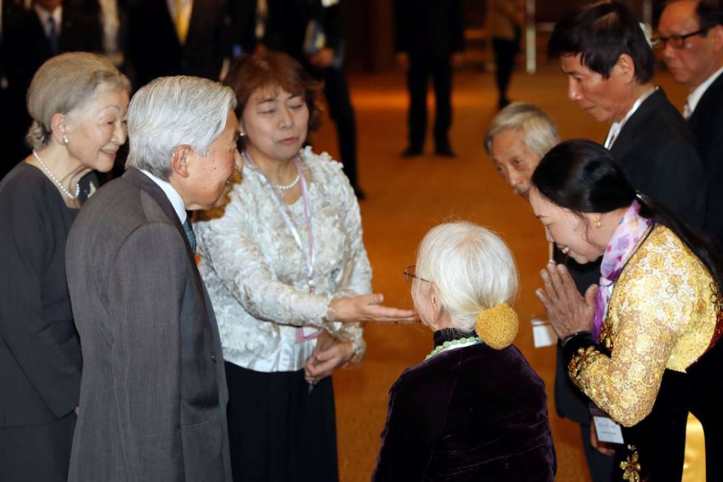 Japanese Emperor Akihito and Empress Michiko meet with family members of Japanese veterans living in Vietnam. Photo: Reuters