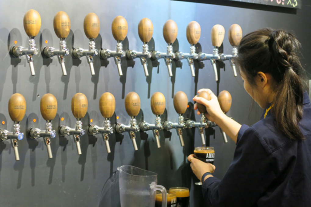 An employee at the Amazing Brewing Company pours beer from one of the brewpub's 59 taps. The brewpub boasts the largest number of taps in the country. Photo: Yun Suh-young/Korea Times