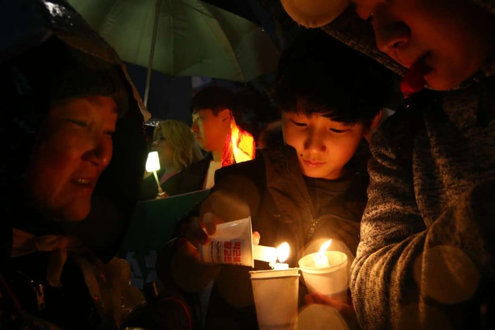 South Koreans light a candle during a rally against South Korean President Park Geun-Hye on a main street in Seoul, South Korea, on March 1. Photo: EPA