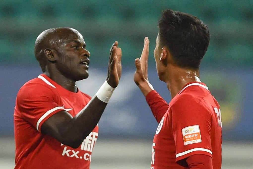 Zambian frontman James Chamanga celebrates scoring for Liaoning Whowin. Photos: Xinhua 中国足球超级联赛第一轮的比赛中，贵州恒丰智诚队在主场迎战辽宁沈阳开新队。 新华社记者刘续摄