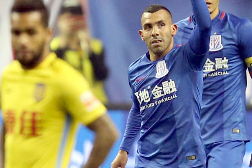 Carlos Tevez celebrates his goal. Photo: Xinhua联赛第一轮的比赛中，上海绿地申花队主场对阵江苏苏宁队。 新华社记者凡军摄