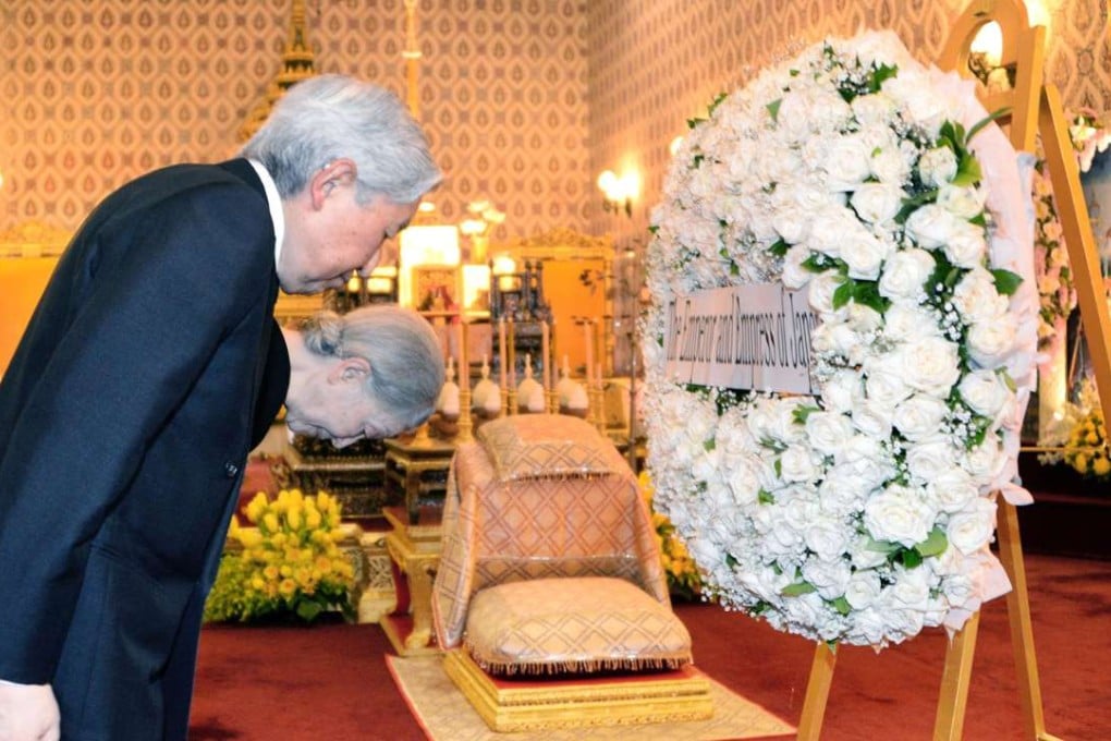 Japanese Emperor Akihito and Empress Michiko pay their respects to the late Thai King Bhumibol Adulyadej. Photo: Kyodo