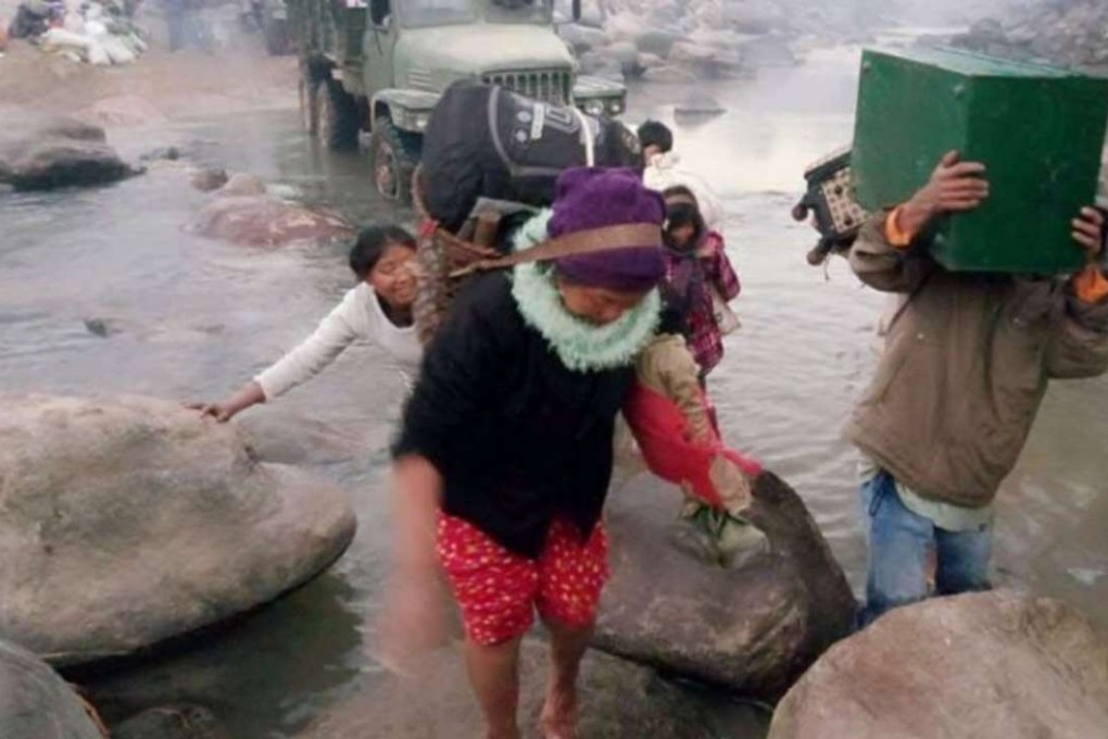 Myanmese residents displaced by fighting between militias and military troops arrive to cross the river boundary between Myanmar and China near China's Yunnan province. Photo: AFP
