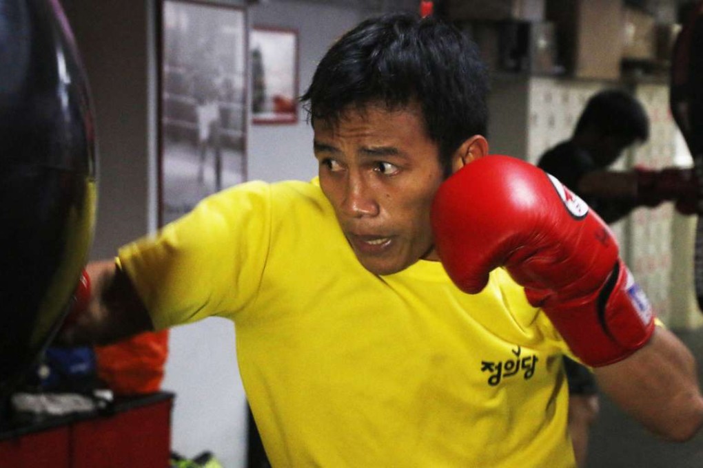 Filipino super bantamweight boxer Mark Anthony Geraldo works out at DEF gym in Sheung Wan. Photo: Unus Alladin