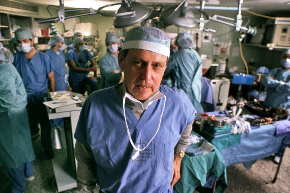 This November 10, 1989 file photo shows transplant pioneer Dr Thomas E. Starzl as he oversees a liver transplant operation at the University of Pittsburgh Medical Centre in Pittsburgh. Photo: AP