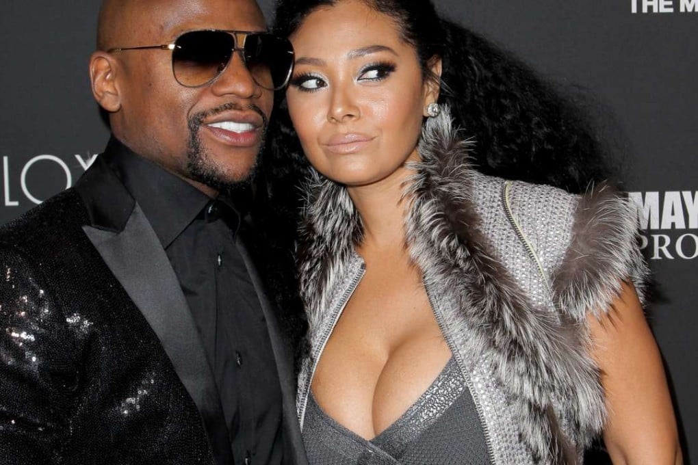 Floyd Mayweather poses with a guest prior to his 40th Birthday celebration in Los Angeles, California, on February 25, 2017. / AFP PHOTO / TIBRINA HOBSON