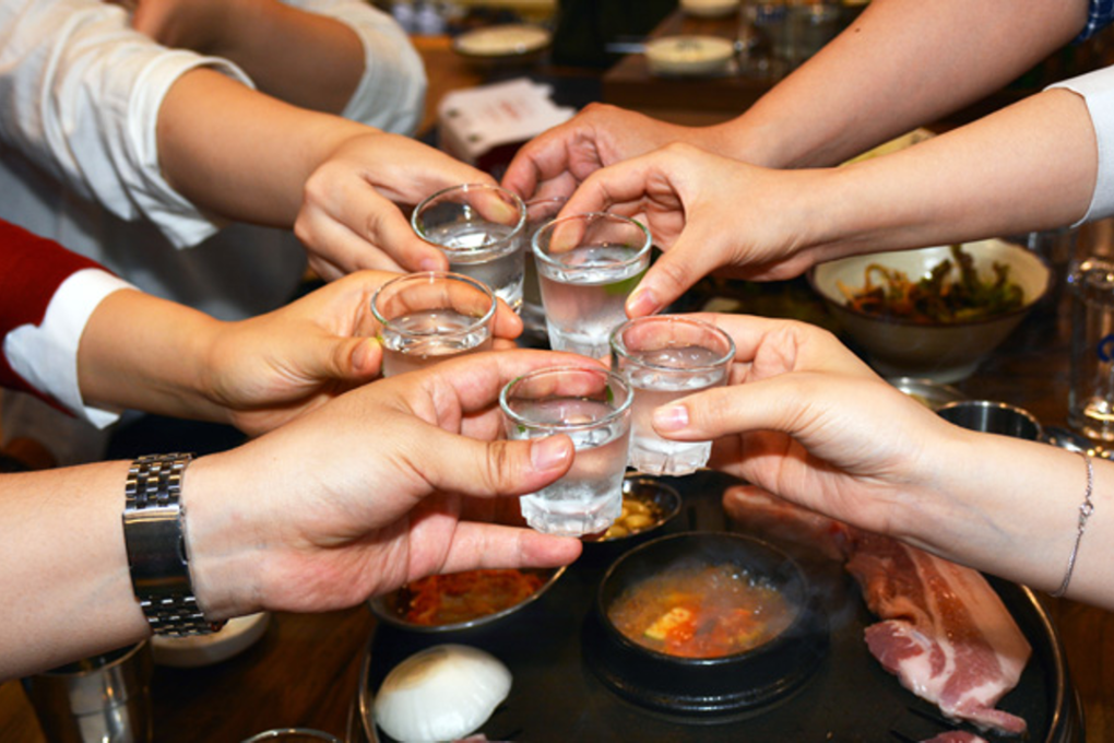 A U.K. scientist said that men need routine drinking meet-ups and women a frequent conversation to maintain bonds with friends.Photo: Korea Times file