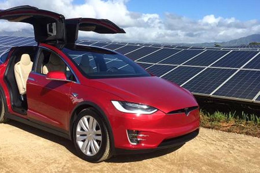 Tesla Model X and a solar farm in Kauai, Hawaii. Photo: Meghan Reeder/CNBC