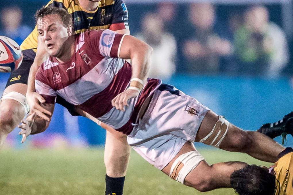 Kolwoon captain Phil Whitfield dishes out a pass in his side’s semi-final win over Borrelli Walsh USRC Tigers. Photo: HKRU
