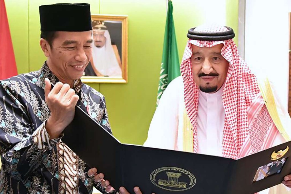 Indonesia's President Joko Widodo presents a photo album with images from their meeting in Bogor the previous day to Saudi Arabia's King Salman bin Abdul Aziz in Jakarta on March 3, 2017. Photo: AFP