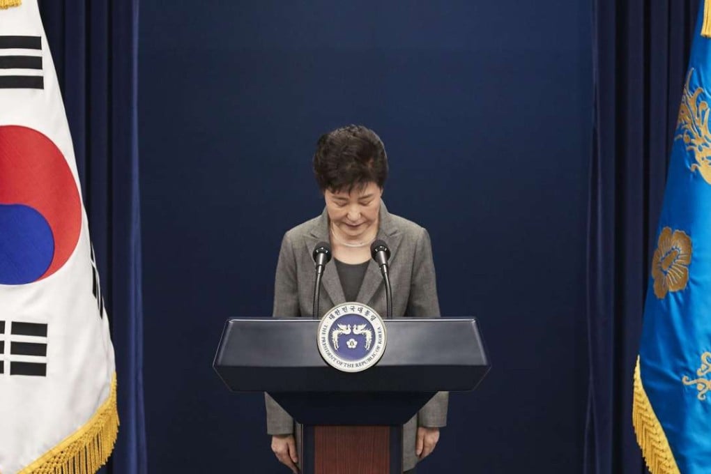 (170310) -- SEOUL, March 10, 2017 (Xinhua) -- File photo taken on Nov. 29, 2016 shows Park Geun-hye bowing to the public in Seoul, South Korea. South Korean President Park Geun-hye was ousted as the country's head of state on Friday after the constitutional court upheld a motion to impeach the scandal-scarred leader. (Xinhua) (hy)