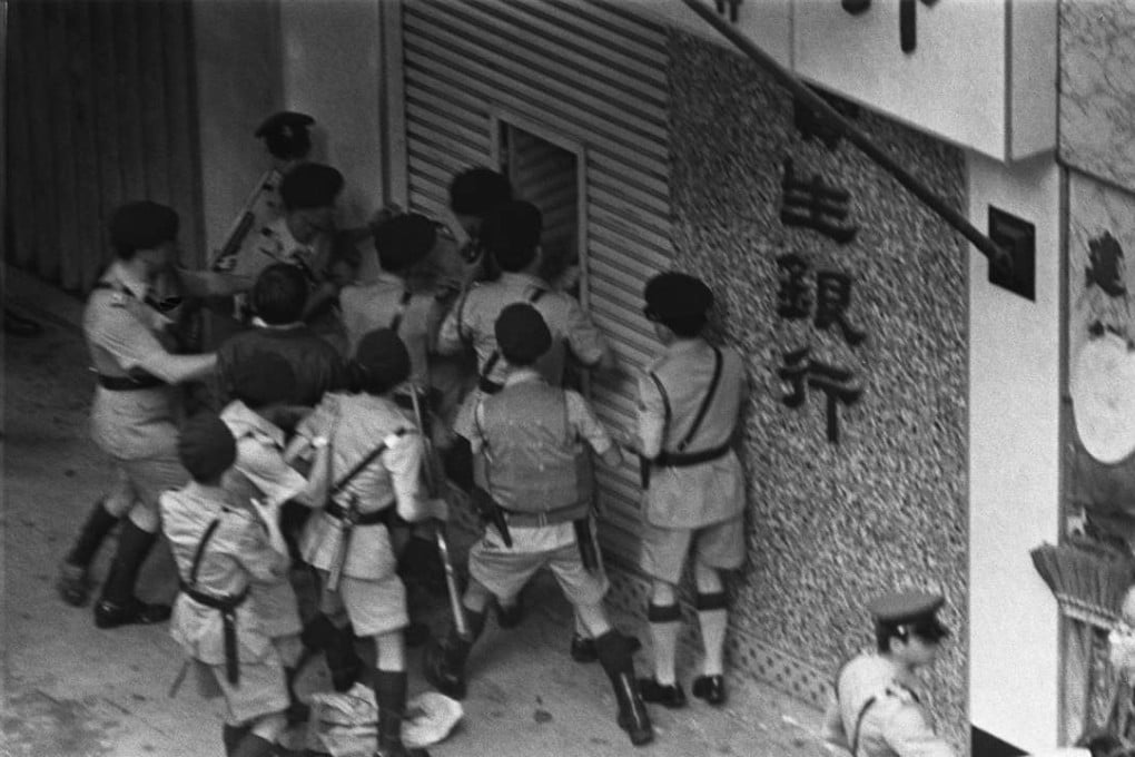 Police rush the doorway into the Po Sang Bank after hostages overpower armed robber Lee Wa-bun.