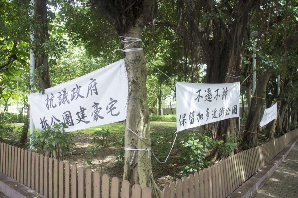 Banners put up by protesters calling for Cadogan Park to be kept open. Photo: Xiaomei Chen