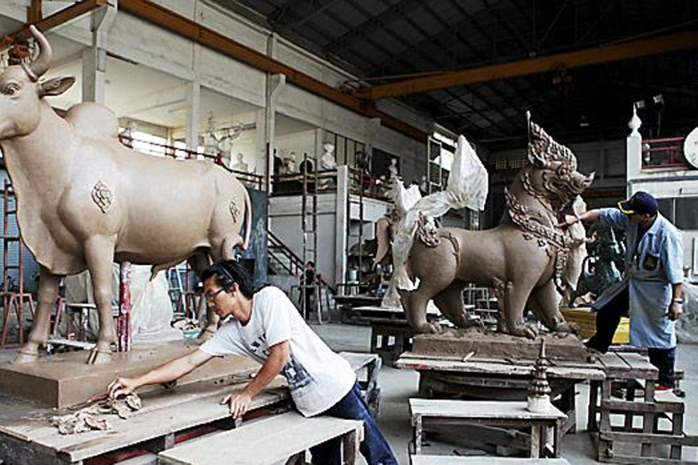 The sculptors fine tune every detail to create a sculpture that befits the royal funeral. Photo: Jetjaras Na Ranong