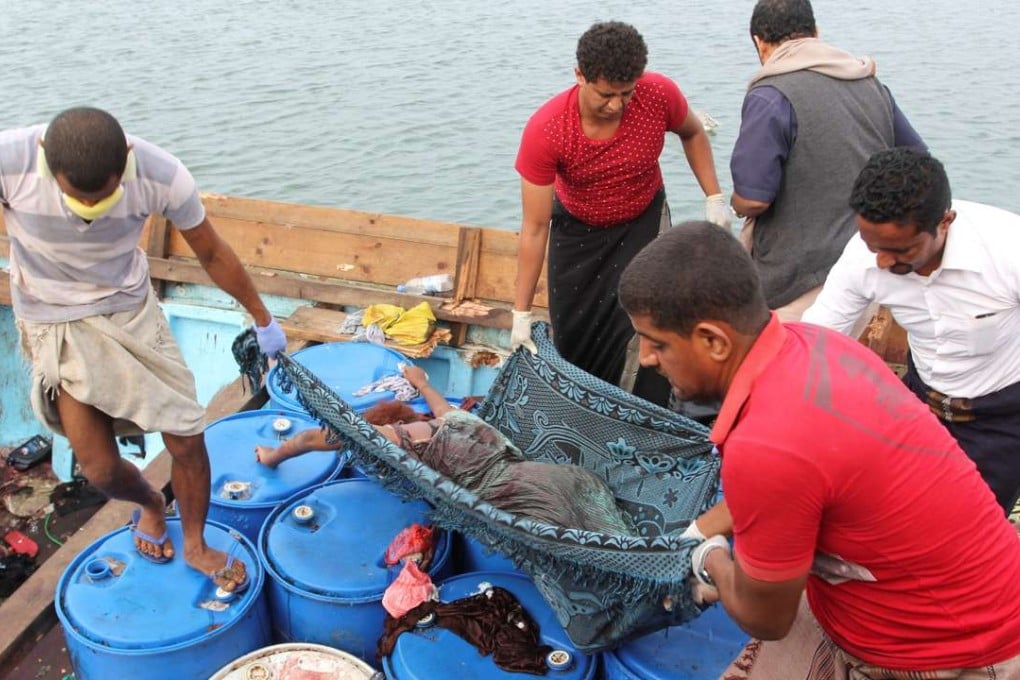 People carry the body of a Somali refugee, killed in an attack by a helicopter while travelling in a vessel off Yemen. Photo: Reuters
