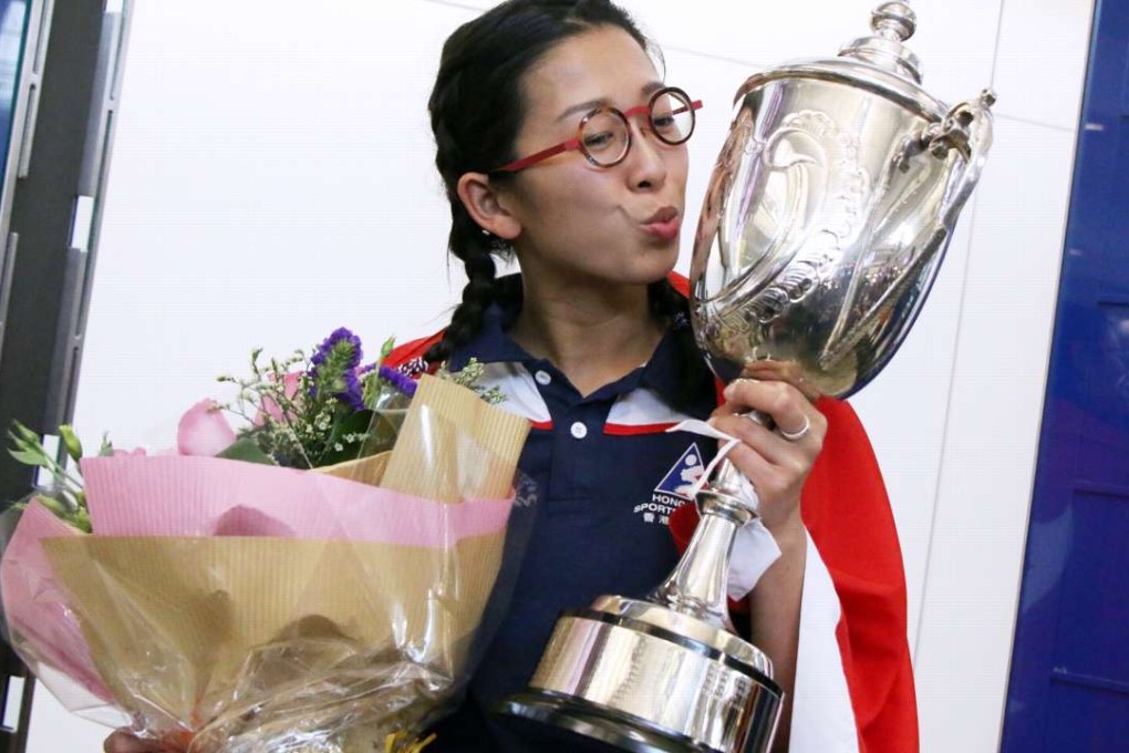 Hong Kong snooker star Ng On-yee shows off her trophy upon her return on Monday. Photos: Handout