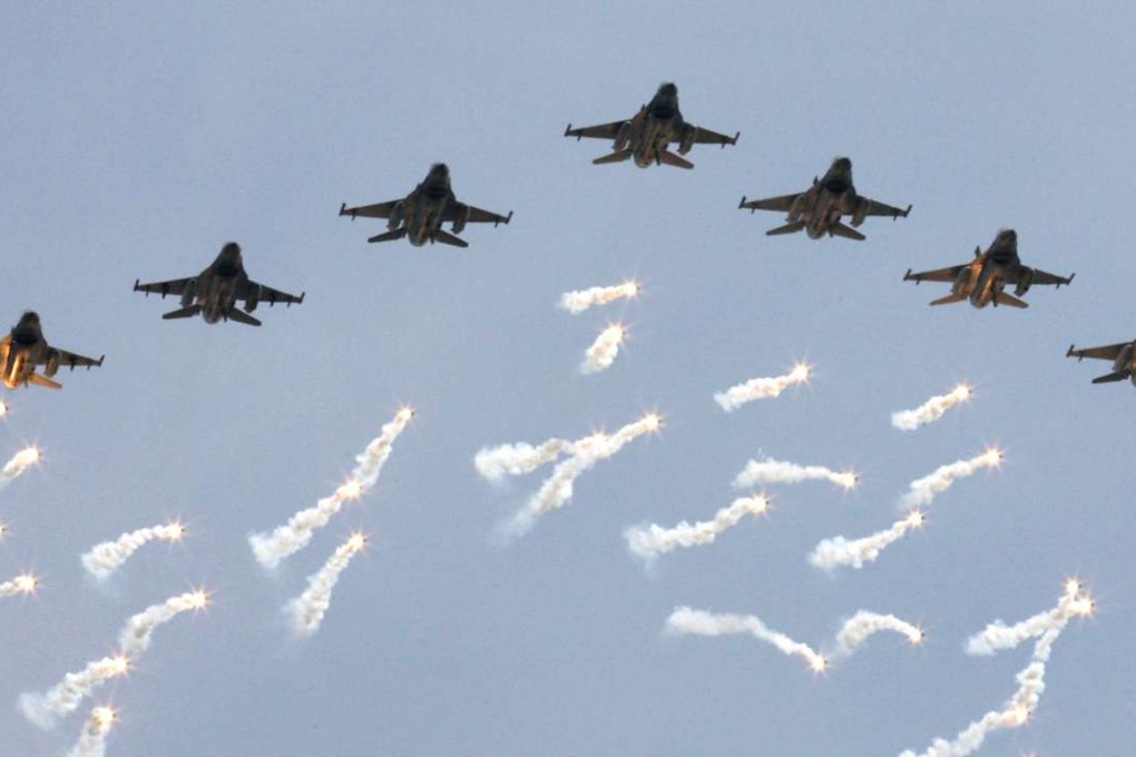 Taiwan’s US-made F-16 fighter jets fly in formation while releasing flares during the island’s annual Han Kuang military exercises, in the southeast of Taipei in May 2007. Photo: Reuters