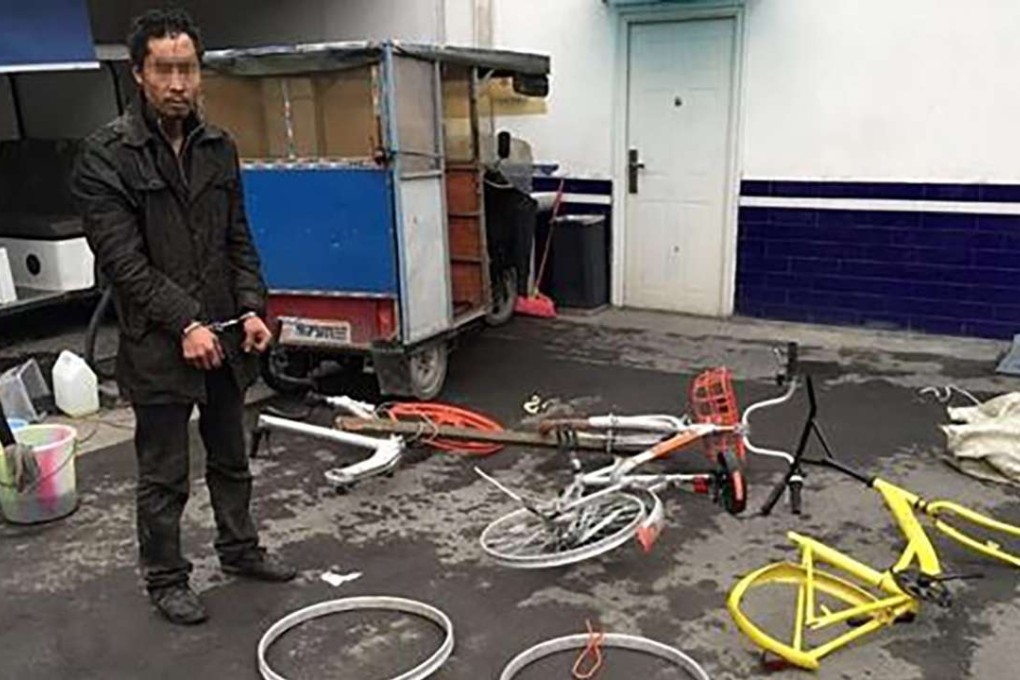 A man caught in Chengdu selling parts from stolen shared bikes. Photo: 163.com