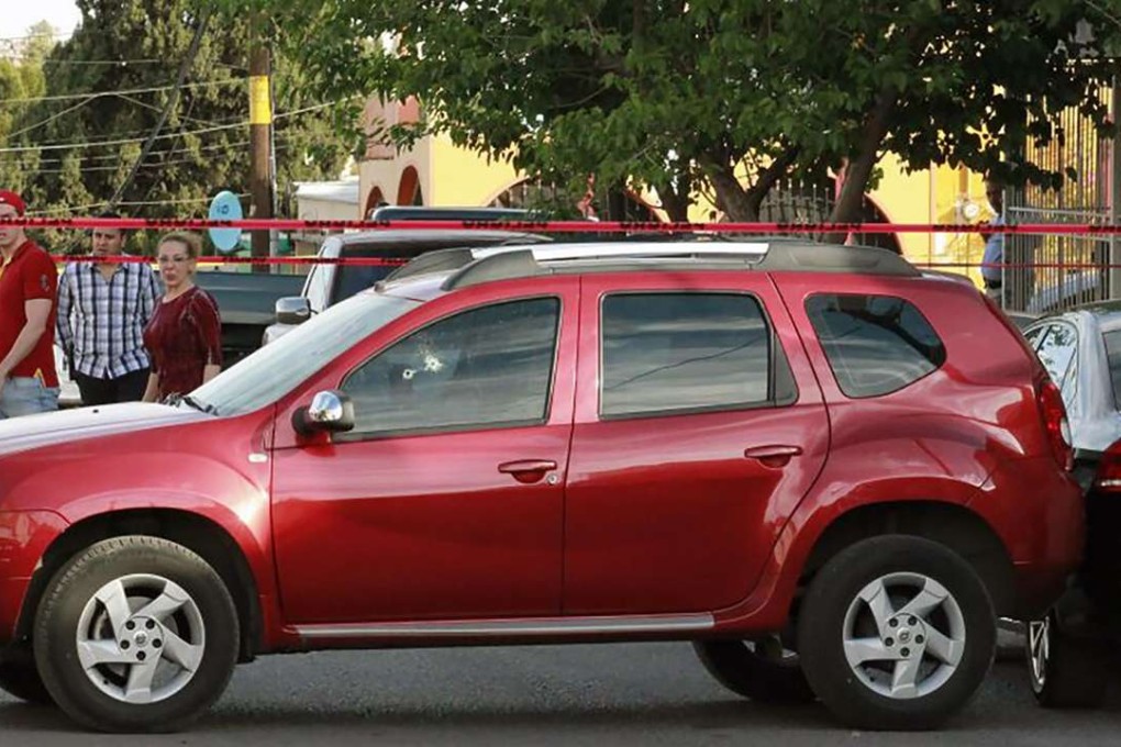 Journalist Miroslava Breach remains inside her vehicle after gunmen opened fire against her in a street of the northern city of Chihuahua in Mexico, on March 23, 2017. Photo: AFP