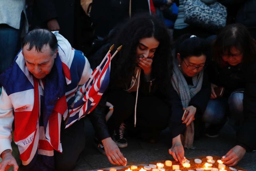 People light candles on a patch of sand during a vigil in Trafalgar Square in central London on March 23, 2017 in solidarity with the victims of the March 22 terror attack at the British parliament and on Westminster Bridge. Photo: AFP