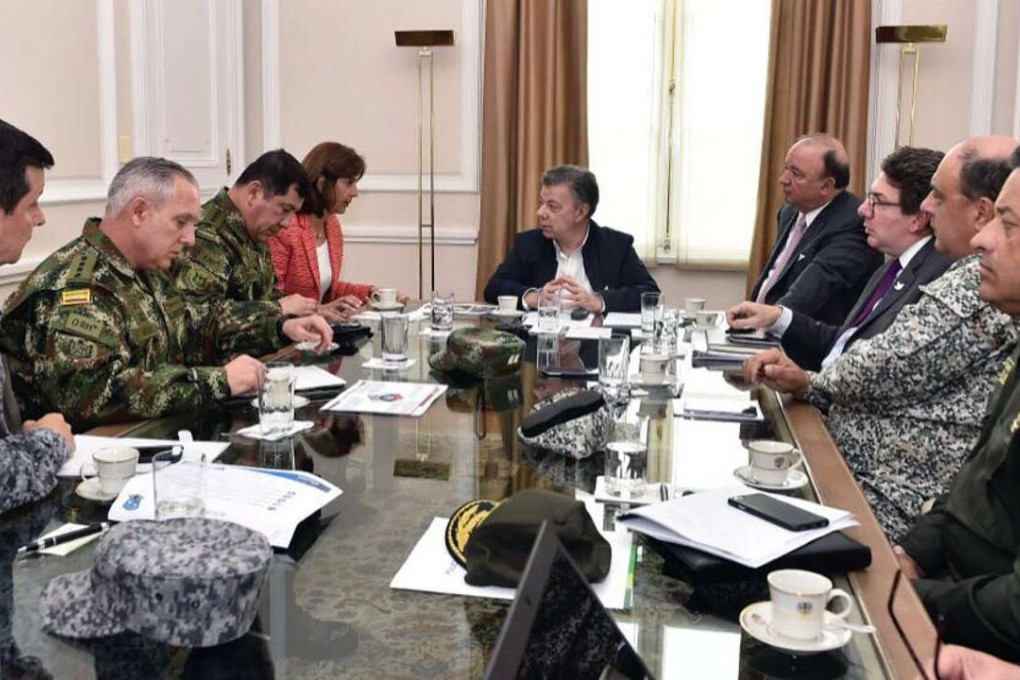 Handout picture released by the Colombian Presidency showing President Juan Manuel Santos (C) chairing a meeting on March 23, 2017 in Bogota with Foreign Minister Maria Angela Holguin (1-L), Defence Minister Luis Carlos Villegas (1-R) and members of the national Police and Army forces to review information about an alleged Venezuelan military incursion in Arauca department, near the border between both countries. Photo: AFP