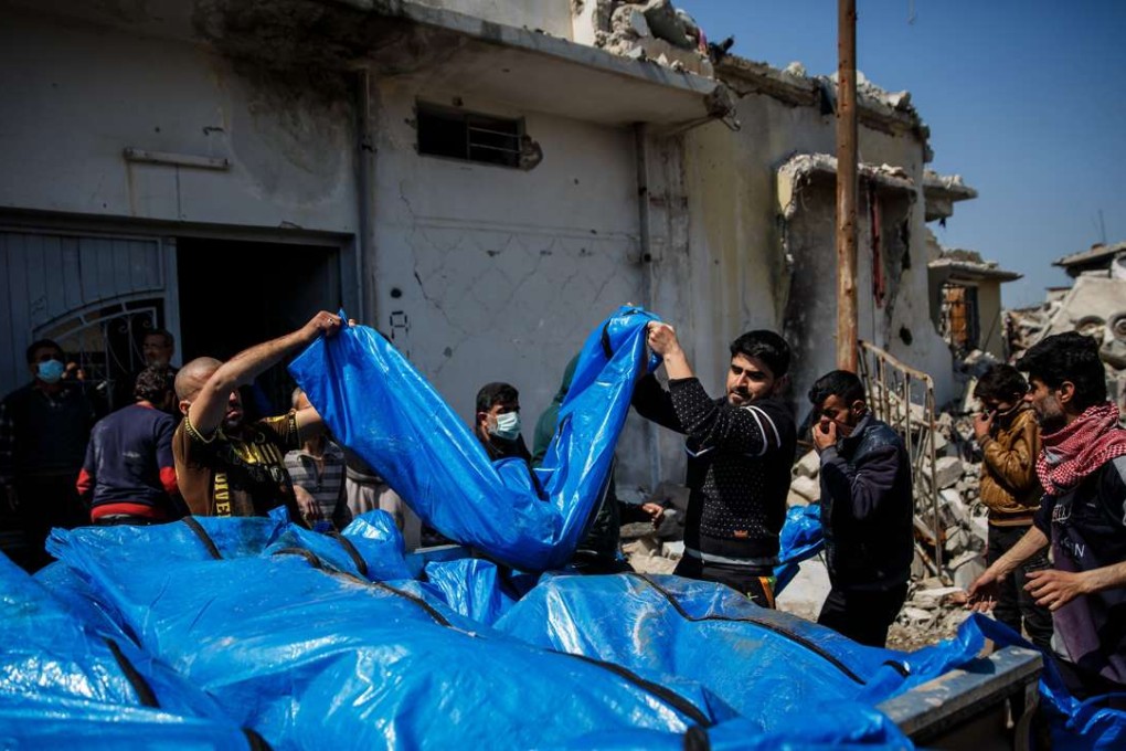 Residents pile up body bags in the back of a truck after coalition air strikes in the Mosul al-Jadida neighbourhood of Mosul. Photo: TNS