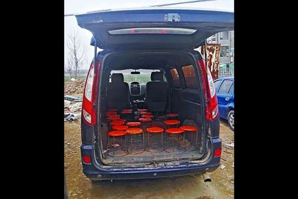 The minibus used to take the boy home. Photo: 163.com