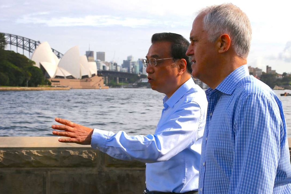 Australian Prime Minister Malcolm Turnbull (R) walks with Chinese Premier Li Keqiang (L) along the Sydney Harbour. Photo: EPA