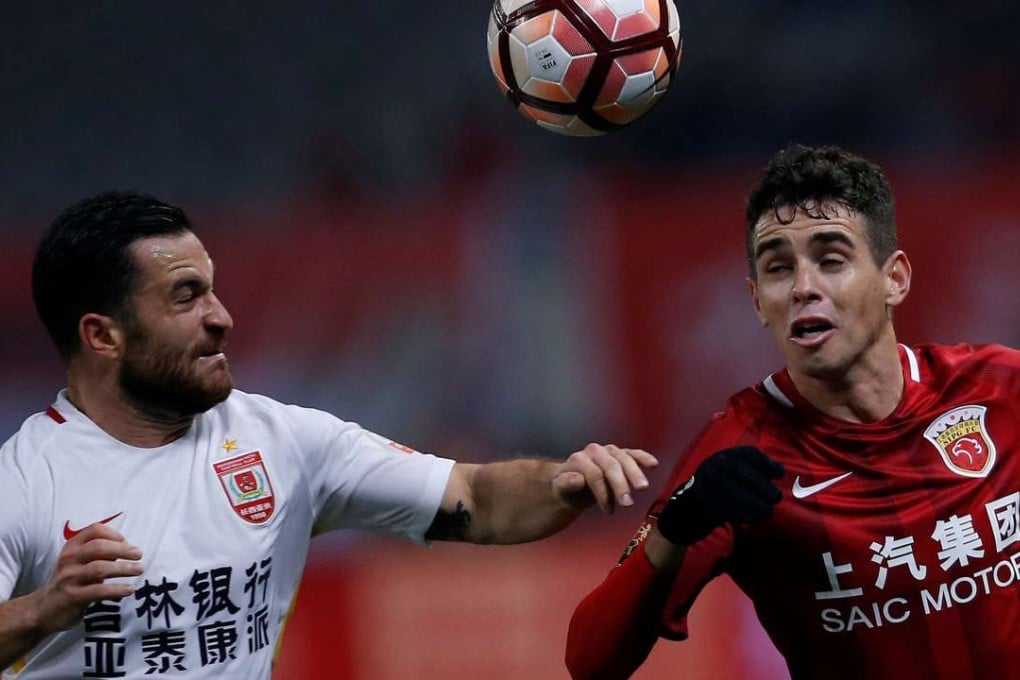 Changchun Yatai’s Jack Sealy (left) with Shanghai SIPG’s Brazilian midfielder Oscar. Photo: Reuters