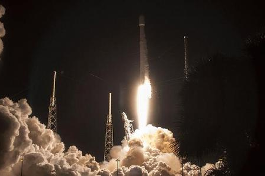 SpaceX’s Falcon 9 rocket taking off to deliver the JCSAT-16 communications satellite to space. Photo: