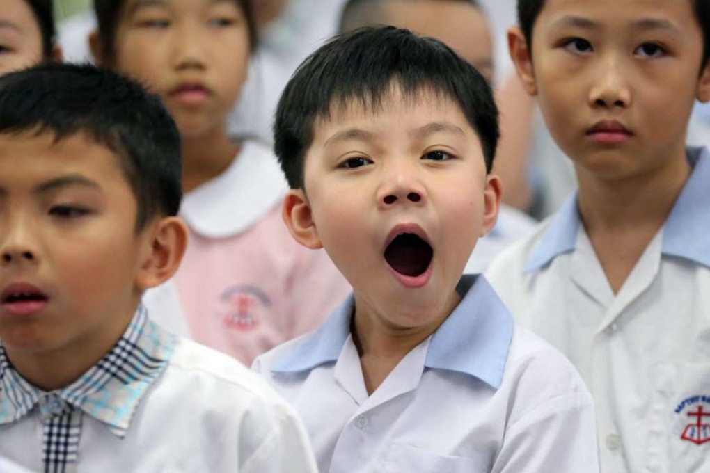 Going to bed late can disrupt the physical and mental development of children, researchers say.