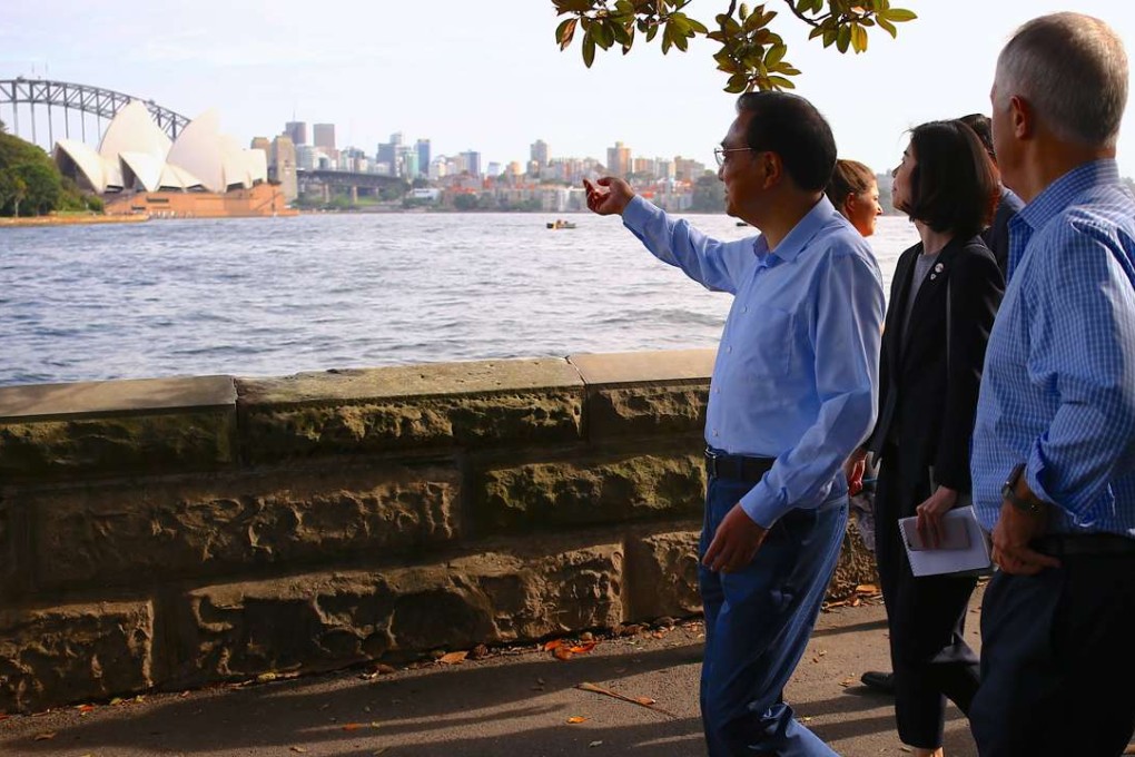 Australia's Prime Minister Malcolm Turnbull (R) walks with Chinese Premier Li Keqiang along the Sydney Harbour, Sydney, Australia on 25 March 2017. Photo: EPA