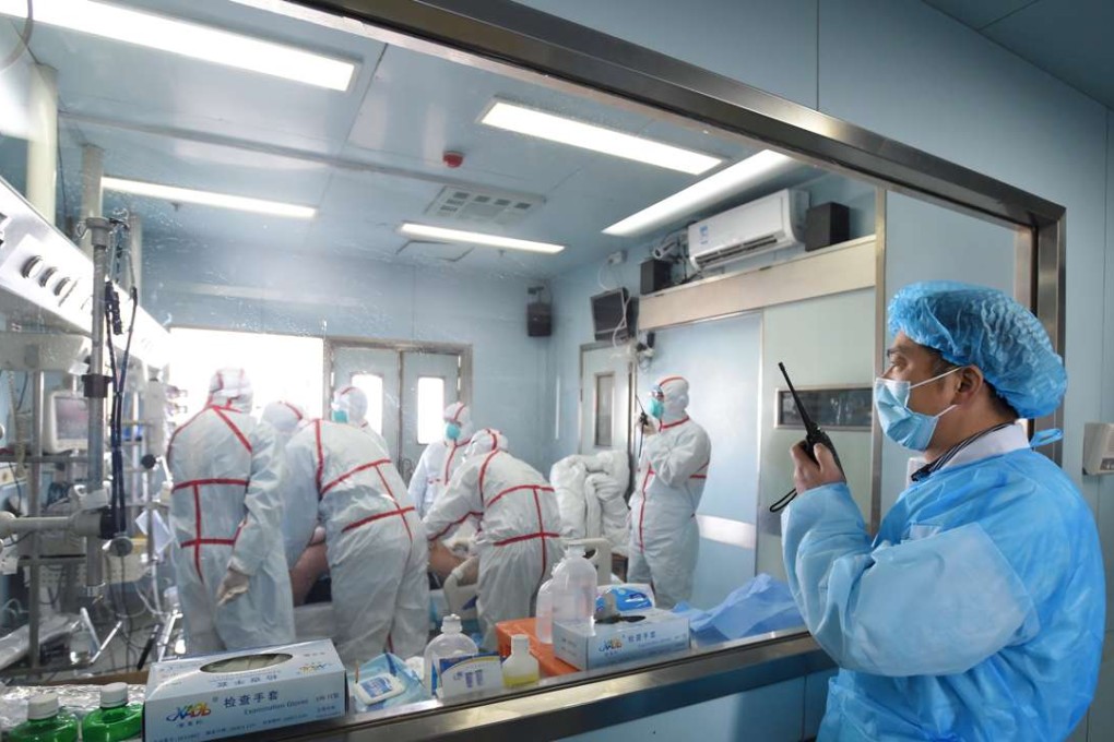 Medical staff treat a H7N9 bird flu patient at the Wuhan Medical Treatment Centre in Wuhan, Hubei province, on February 12. Photo: EPA