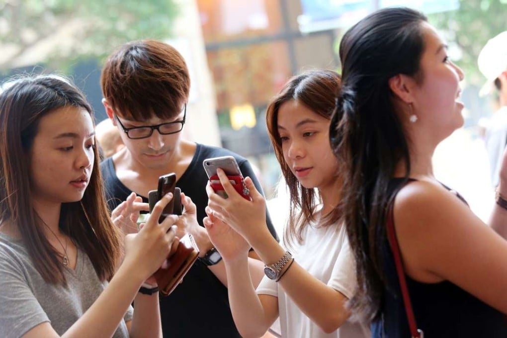 A recent survey of Hong Kong youngsters has found that more than 30 per cent are on their smartphones three to four hours per day. Photo: David Wong