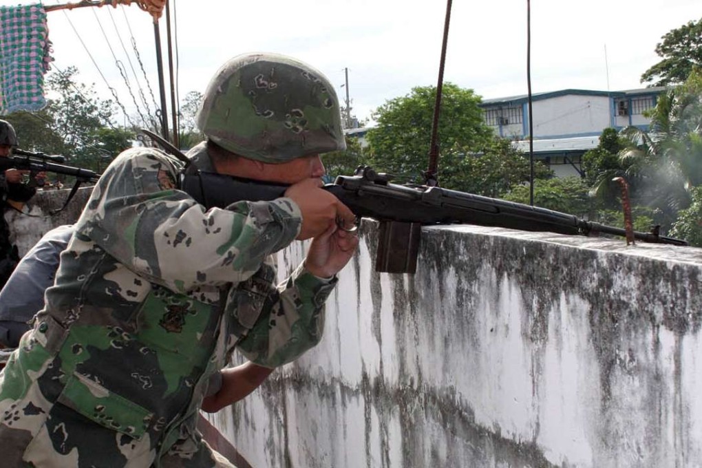 Philippine police exchange fire with suspected Abu Sayyaf militants. Photo: AP