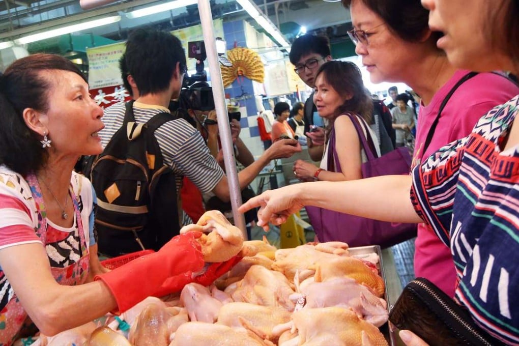 Poultry sellers say measures to isolate consumers from live stock in markets can be improved. Photo: David Wong