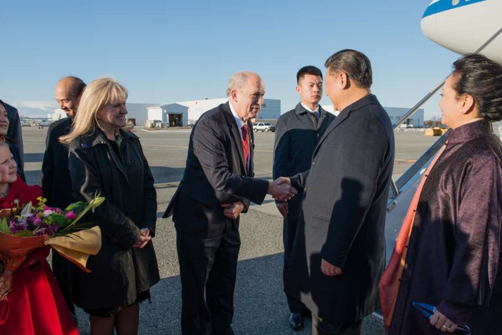 Alaskan Governor Bill Walker welcomes Chinese President Xi Jinping and first lady Peng Liyuan at the Ted Stevens Anchorage International Airport on Friday evening. Photo: Courtesy of Bill Walker