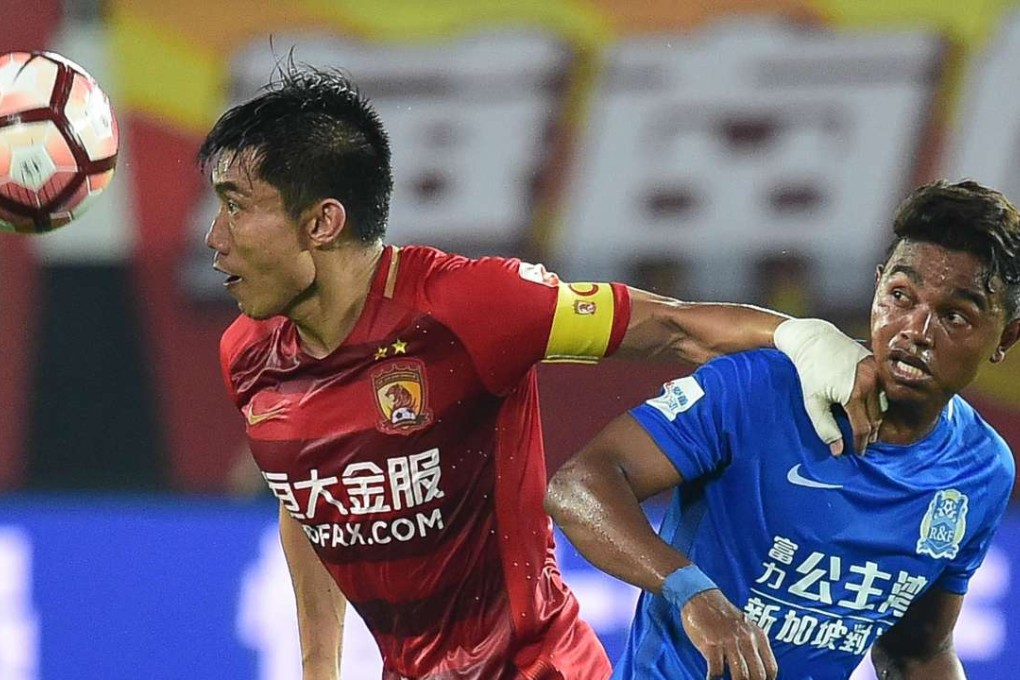 Guangzhou Evergrande captain Zheng Zhi (left) and Guangzhou R&F striker Renatinho. Photos: Xinhua广州恒大队主场对阵广州富力队。 新华社记者刘大伟摄