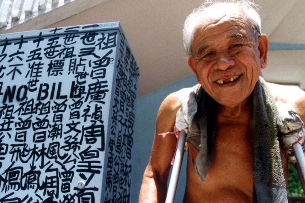 The self-appointed King of Kowloon, Tsang Tsou-choi, next to one of his works. Photo: courtesy of Birdy Chu